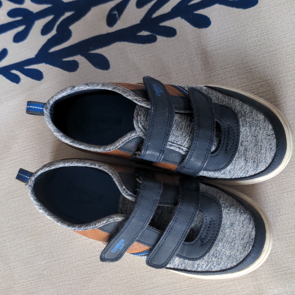 OshKosh Kids Size 1 Sneakers